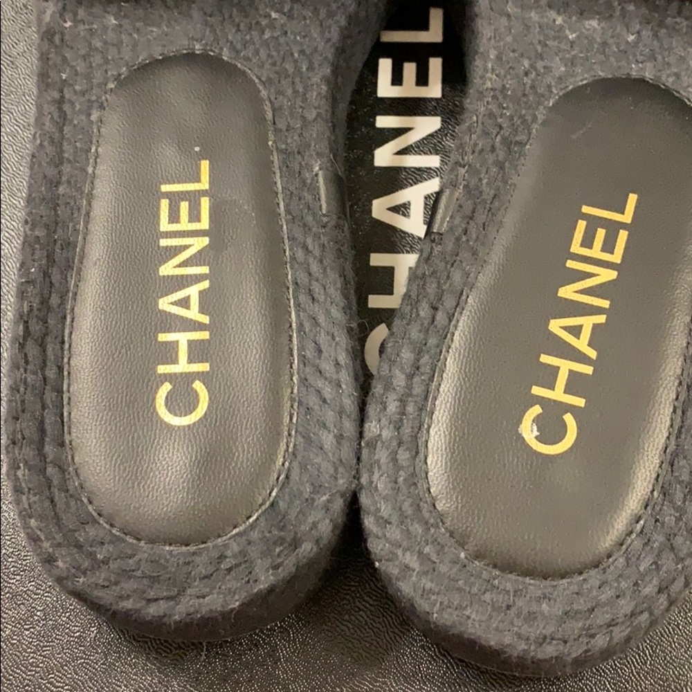 Chanel Interlocking CC Logo - Picture 3 of 5